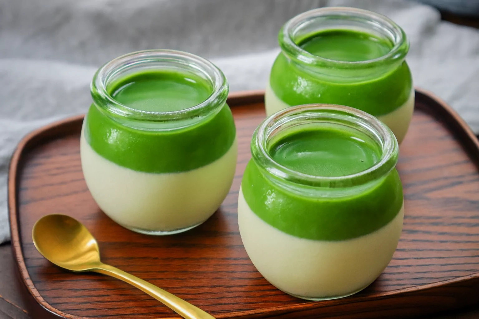 Rich two-layer matcha pudding 濃厚な二層抹茶プリン