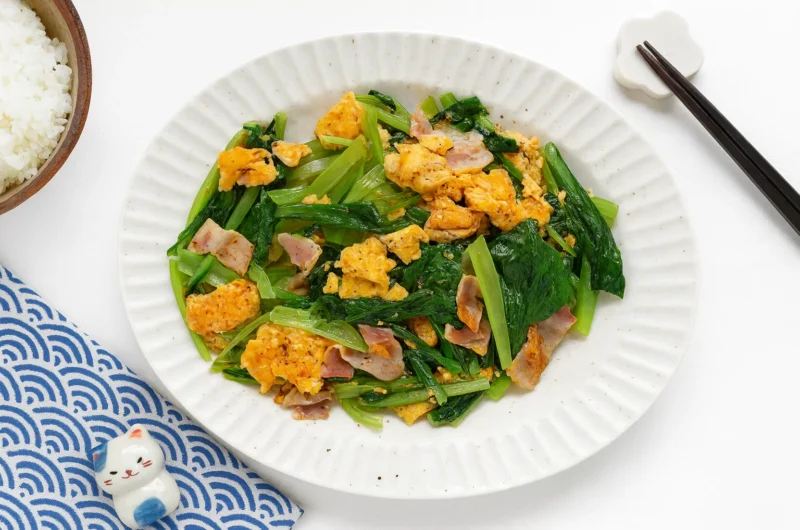 Komatsuna, bacon and egg stir fry 小松菜とベーコンのたまご炒め