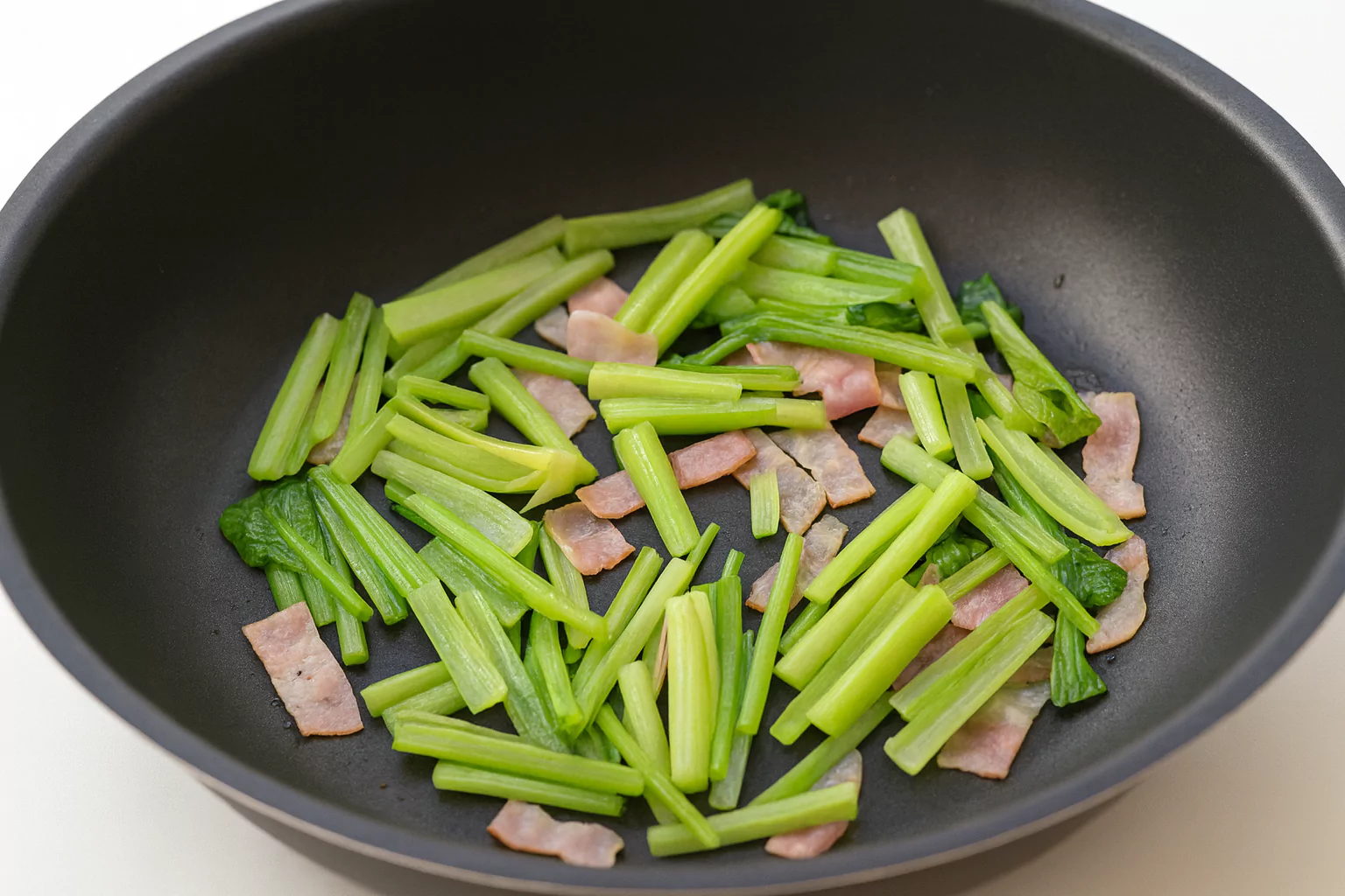 Komatsuna, bacon and egg stir fry 小松菜とベーコンのたまご炒め