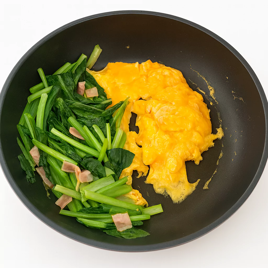 Komatsuna, bacon and egg stir fry 小松菜とベーコンのたまご炒め
