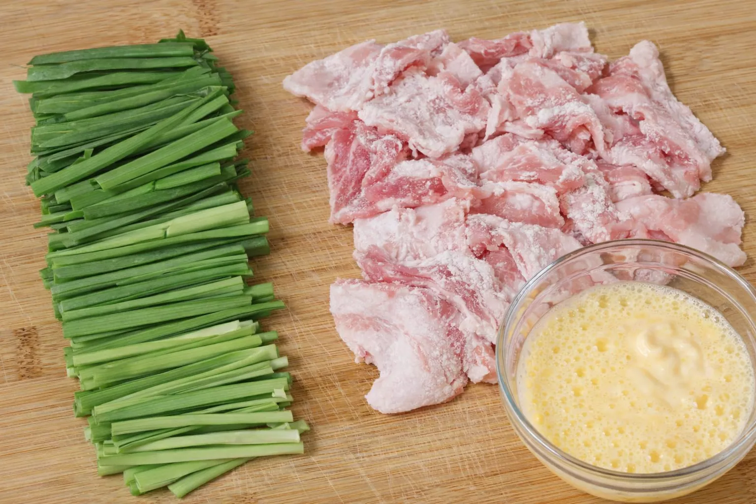 Stir-fried pork with chives 豚肉とチャイブの炒め物 Stir-fried pork with chives 豚肉とチャイブの炒め物